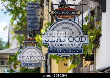 Cartelli del ristorante St. Augustine Seafood Company lungo St. George Street nel quartiere coloniale del centro storico di St. Augustine, Florida. (STATI UNITI) Foto Stock