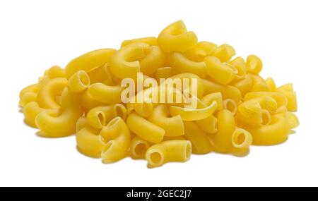 Macaroni Pasta Pile tagliata su sfondo bianco. Foto Stock