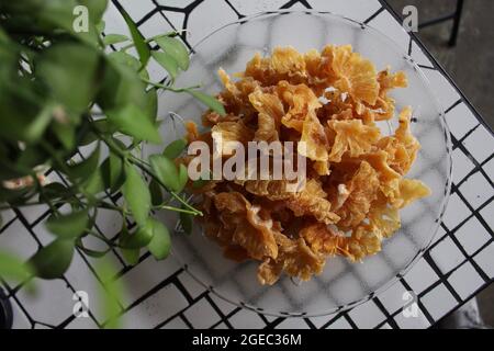 Ananas essiccato stratificato in alimenti biologici concetto giallo chiaro come i fiori in estate Vietnam in un angolo giardino per mangiare snack, fare torta Foto Stock