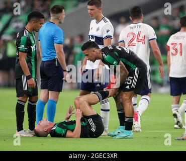 Austin, Texas, Stati Uniti. 18 agosto 2021: Austin FC forward SebastiÃ¡n Driussi (25) aiuta il centrocampista Alexander Ring (8) dopo un fallo durante una grande partita di calcio tra Austin FC e Vancouver Whitecaps il 18 agosto 2021 ad Austin, Texas. (Credit Image: © Scott Coleman/ZUMA Press Wire) Credit: ZUMA Press, Inc./Alamy Live News Foto Stock