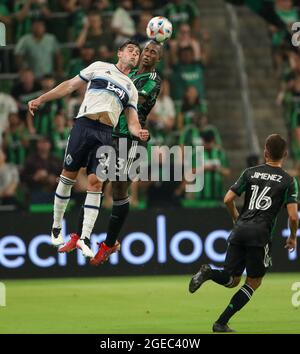 Austin, Texas, Stati Uniti. 18 agosto 2021: Vancouver Whitecaps in avanti Brian White (24) e il difensore del Austin FC Jhohan Romana (3) salta a testa la palla durante una partita di calcio della Major League tra l'Austin FC e i Vancouver Whitecaps il 18 agosto 2021 ad Austin, Texas. (Credit Image: © Scott Coleman/ZUMA Press Wire) Credit: ZUMA Press, Inc./Alamy Live News Foto Stock