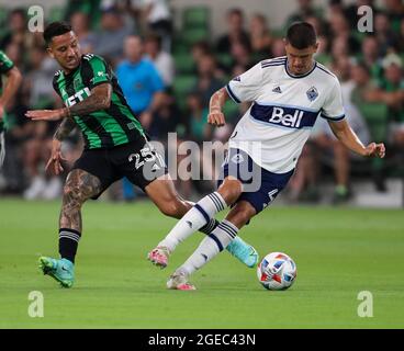 Austin, Texas, Stati Uniti. 18 agosto 2021: Austin FC Forward SebastiÃ¡n Driussi (25) sfida Vancouver Whitecaps difensore Ranko Veselinovic (4) per possesso durante una grande partita di calcio tra Austin FC e Vancouver Whitecaps il 18 agosto 2021 ad Austin, Texas. (Credit Image: © Scott Coleman/ZUMA Press Wire) Credit: ZUMA Press, Inc./Alamy Live News Foto Stock