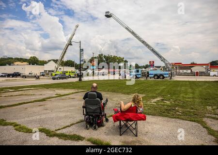 Bloomington, Stati Uniti. 18 agosto 2021. Una processione funeraria per il caduto paramedico Brandon Staley su W. Morgan Street a Spencer, Indiana.Staley morì per un attacco di cuore mentre lavorava come paramedico per Owen County EMS (Emergency Medical Services). Staley aveva appena risposto a un incidente stradale e si trovava in un'ambulanza con i sopravvissuti agli incidenti che li aiutavano durante il viaggio verso un ospedale quando egli stesso si ammalò. (Foto di Jeremy Hogan/SOPA Images/Sipa USA) Credit: Sipa USA/Alamy Live News Foto Stock