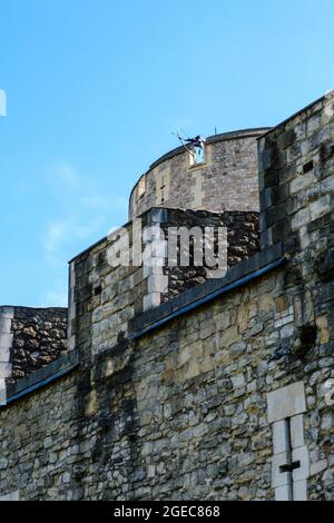 Idea di staycation. Primo piano del lato ovest del complesso della Torre di Londra, parte della parete interna difensiva in mattoni e pietra e della Torre Beauchamp. Foto Stock