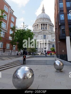 Londra, Greater London, England, 10 2021 agosto: Lo skateboarder attende pazientemente un'altra volta vicino alla Cattedrale di St Pauls. Foto Stock