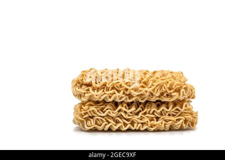 Noodles istantanei con forchetta isolata su sfondo bianco Foto
