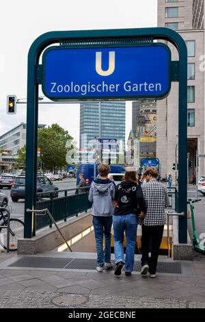 Berlino, Germania. 18 agosto 2021. Vista esterna della stazione della metropolitana Zoologischer Garten. Credit: Gerald Matzka/dpa/Alamy Live News Foto Stock