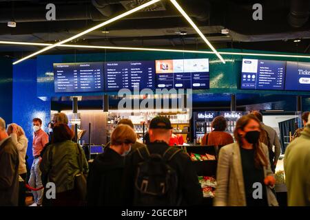 Berlino, Germania. 18 agosto 2021. Vista interna del cinema Delphi Lux alla prima del film Now. Credit: Gerald Matzka/dpa/Alamy Live News Foto Stock