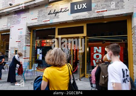 Berlino, Germania. 18 agosto 2021. Vista esterna del cinema Delphi Lux alla prima del film Now. Credit: Gerald Matzka/dpa/Alamy Live News Foto Stock