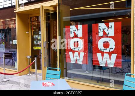 Berlino, Germania. 18 agosto 2021. Il poster del film ora nella finestra del cinema Delphi Lux. Credit: Gerald Matzka/dpa/Alamy Live News Foto Stock