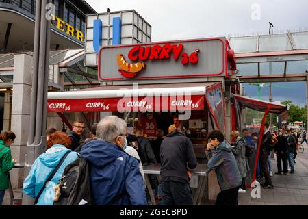 Berlino, Germania. 18 agosto 2021. Una coda si trova davanti a Curry 36 a Zoologischer Garten. Credit: Gerald Matzka/dpa/Alamy Live News Foto Stock