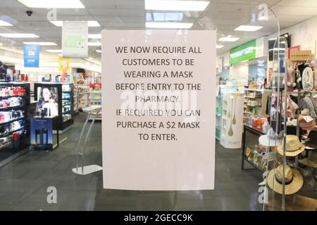 Christchurch, Nuova Zelanda. 19 agosto 2021. Un cartello che ricorda alle persone di indossare le maschere prima di entrare nella farmacia al Merivale Mall a Christchurch. La Nuova Zelanda ha finora confermato 2,954 casi di Coronavirus con 2,873 casi recuperati e 26 decessi. Credit: SOPA Images Limited/Alamy Live News Foto Stock