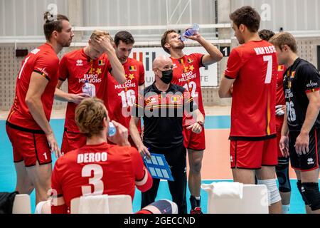 Il capo allenatore belga Fernando Munoz (C) è stato raffigurato durante una partita di pallavolo amichevole tra la nazionale belga maschile di pallavolo, i Red Dragons Foto Stock