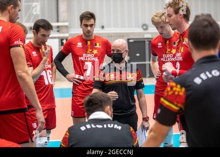 Il capo allenatore belga Fernando Munoz (C) è stato raffigurato durante una partita di pallavolo amichevole tra la nazionale belga maschile di pallavolo, i Red Dragons Foto Stock