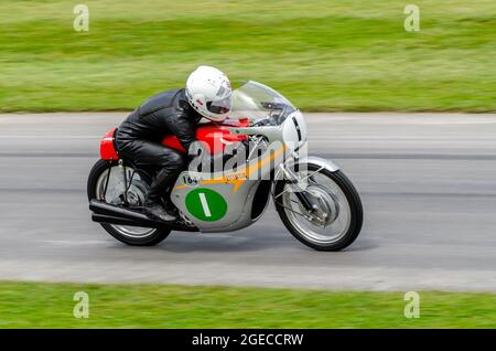 1963 Honda RC164 moto che corre su la pista di salita al Goodwood Festival of Speed Motor Racing evento 2014. Guidato da Stuart Graham Foto Stock