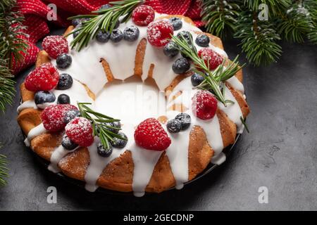 Torta di Natale con lampone, mirtillo e rosmarino Foto Stock