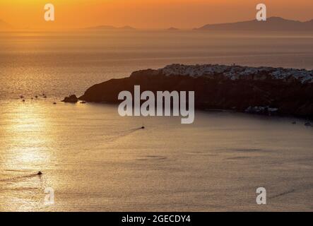 Tramonto su Santorini come visto da Imerovigli. CICLADI, Grecia Foto Stock