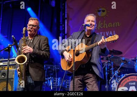 Cantante e DJ, Tom Robinson si esibisce con la SAS Band (Spike's All Stars) al Wickham Festival, Hampshire. 5 agosto 2021 Foto Stock