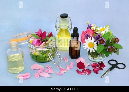 Aromaterapia preparazione essenziale di olio con erbe estive e fiori per infusioni di olio. Concetto di assistenza sanitaria per la medicina vegetale naturopatica. Foto Stock