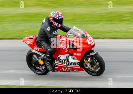 Ducati Desmosedici GP6 motocicletta del pilota Sete Gibernau che corre sulla pista di salita al Goodwood Festival of Speed Motor Racing evento 2014. Foto Stock