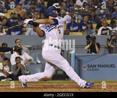 Los Angeles, Stati Uniti. 19 agosto 2021. La breve tappa di Los Angeles Dodgers, Corey Seager, si è abbattita su due RBI a casa durante il sesto assottigliamento dei Pirati di Pittsburgh, Kyle Keller, per dare ai Dodgers un vantaggio di 9-0 al Dodger Stadium di Los Angeles mercoledì 18 agosto 2021. I Dodgers hanno sconfitto i Pirati 9-0 per una sweep di tre partite, spostando i Dodgers tre partite dietro i San Francisco Giants nella NL West. Foto di Jim Ruymen/UPI Credit: UPI/Alamy Live News Foto Stock