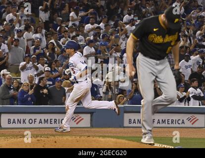 Los Angeles, Stati Uniti. 19 agosto 2021. La breve fermata di Los Angeles Dodgers Corey Seager arrotonda le basi dopo aver hitrtng una casa a due RBI run fuori Pitsburgh Pirates' rilievo lanciatore Kyle Keller (R) durante il sesto inning per dare ai Dodgers un 9-0 piombo al Dodger Stadium di Los Angeles mercoledì 18 agosto 2021. I Dodgers hanno sconfitto i Pirati 9-0 per una sweep di tre partite, spostando i Dodgers tre partite dietro i San Francisco Giants nella NL West. Foto di Jim Ruymen/UPI Credit: UPI/Alamy Live News Foto Stock