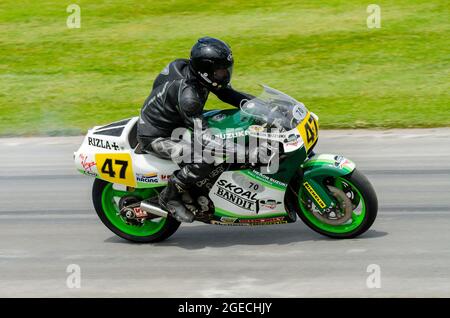 Suzuki RG500 XR70RV Grand Prix motocicletta di Niall MacKenzie che corre sulla pista di salita al Goodwood Festival of Speed Motor Racing evento 2014. Foto Stock