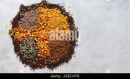 Grammo nero diviso, grammo di bengala diviso, grammo turco, grammo di rugiada, lenticchie nere intere, Impulsi e grani Foto Stock