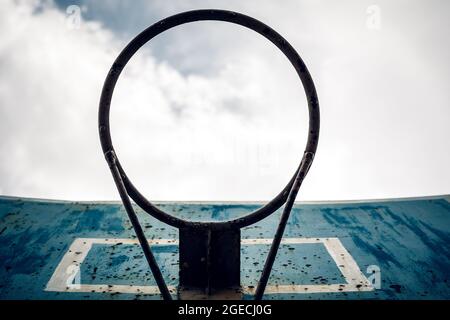 Direttamente sotto Shot of Basketball Hoop Against Sky. Foto Stock