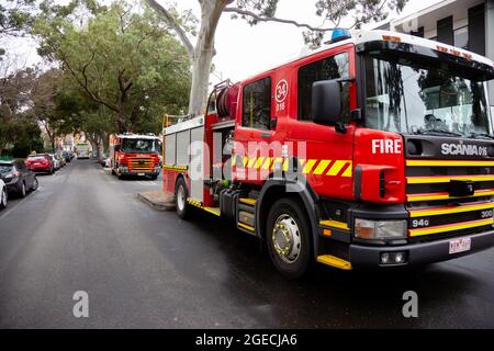 Melbourne, Australia, 7 luglio 2020. Le strade sono piene di veicoli di servizio d'emergenza all'entrata principale del complesso residenziale di Sutton Street, nel terzo giorno intero del blocco totale di 9 torri alte della commissione abitativa a North Melbourne e Flemington durante il COVID 19.dopo aver registrato 191 casi COVID-19 durante la notte forzando Premier Daniel Andrews Per annunciare oggi che tutta la metropoli di Melbourne insieme ad un centro regionale, Mitchell Shire tornerà ancora una volta alla fase tre blocchi a partire dalla mezzanotte di mercoledì 8 giugno. Ciò viene come i residenti della commissione abitativa torri i Foto Stock