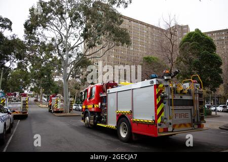 Melbourne, Australia, 7 luglio 2020. Le strade sono piene di veicoli di servizio d'emergenza all'entrata principale del complesso residenziale di Sutton Street, nel terzo giorno intero del blocco totale di 9 torri alte della commissione abitativa a North Melbourne e Flemington durante il COVID 19.dopo aver registrato 191 casi COVID-19 durante la notte forzando Premier Daniel Andrews Per annunciare oggi che tutta la metropoli di Melbourne insieme ad un centro regionale, Mitchell Shire tornerà ancora una volta alla fase tre blocchi a partire dalla mezzanotte di mercoledì 8 giugno. Ciò viene come i residenti della commissione abitativa torri i Foto Stock