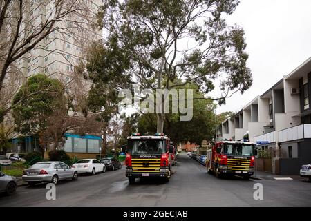 Melbourne, Australia, 7 luglio 2020. Le strade sono piene di veicoli di servizio d'emergenza all'entrata principale del complesso residenziale di Sutton Street, nel terzo giorno intero del blocco totale di 9 torri alte della commissione abitativa a North Melbourne e Flemington durante il COVID 19.dopo aver registrato 191 casi COVID-19 durante la notte forzando Premier Daniel Andrews Per annunciare oggi che tutta la metropoli di Melbourne insieme ad un centro regionale, Mitchell Shire tornerà ancora una volta alla fase tre blocchi a partire dalla mezzanotte di mercoledì 8 giugno. Ciò viene come i residenti della commissione abitativa torri i Foto Stock