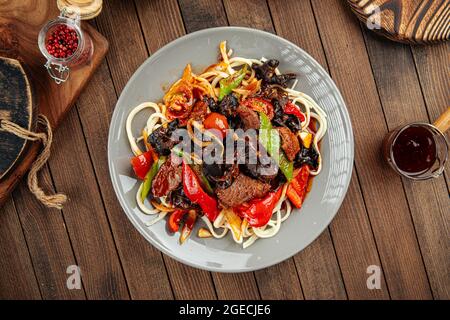 Uyghur guiru lagman tagliatelle con funghi all'orecchio Foto Stock