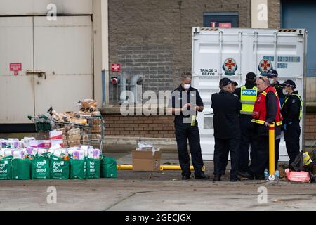 Melbourne, Australia, 7 luglio 2020. Il personale del servizio di emergenza si trova vicino alle forniture essenziali in attesa di essere distribuite ai residenti del complesso abitativo di Sutton Street nel terzo giorno intero del blocco totale di 9 torri alte della commissione abitativa nel Nord di Melbourne e Flemington durante il COVID 19.dopo aver registrato 191 casi COVID-19 forzatura notturna Il Premier Daniel Andrews annuncia oggi che tutta la metropoli di Melbourne, insieme ad un centro regionale, Mitchell Shire tornerà ancora una volta alla fase tre blocchi a partire dalla mezzanotte di mercoledì 8 giugno. Questo viene come i residenti di Th Foto Stock