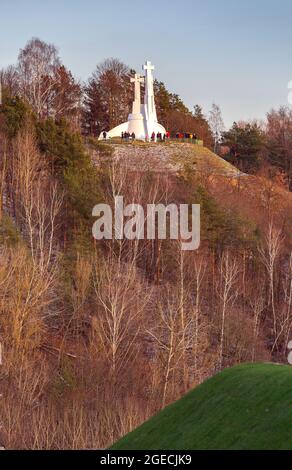 La composizione delle tre croci sulla montagna calva a Vilnius, in Lituania. In memoria di quelli uccisi monaci francescani. Foto Stock