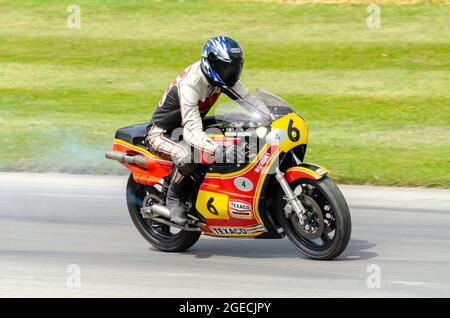 Heron Suzuki RG500, motocicletta che corre lungo la pista di salita al Goodwood Festival of Speed Motor Racing evento 2014. Foto Stock