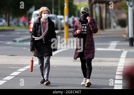 Melbourne, Australia, 23 luglio 2020. La gente ha visto indossare le maschere a Melbourne come il Premier vittoriano ha confermato 403 nuovi casi di coronavirus durante la notte. Mercoledì 22 luglio, alle ore 11.59, alle persone che vivono nella metropoli di Melbourne e Mitchell Shire, sarà ora richiesto di indossare una copertura facciale quando si lascia casa, a seguito di un aumento preoccupante dei casi di coronavirus negli ultimi giorni. L'ammenda per non indossare una copertura del viso sarà di 200 dollari. Credit: Dave Hewison/Speed Media/Alamy Live News Foto Stock