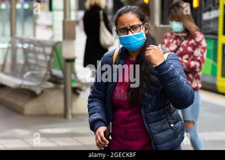 Melbourne, Australia, 23 luglio 2020. La gente ha visto indossare le maschere a Melbourne come il Premier vittoriano ha confermato 403 nuovi casi di coronavirus durante la notte. Mercoledì 22 luglio, alle ore 11.59, alle persone che vivono nella metropoli di Melbourne e Mitchell Shire, sarà ora richiesto di indossare una copertura facciale quando si lascia casa, a seguito di un aumento preoccupante dei casi di coronavirus negli ultimi giorni. L'ammenda per non indossare una copertura del viso sarà di 200 dollari. Credit: Dave Hewison/Speed Media/Alamy Live News Foto Stock