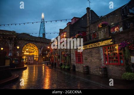 Una mattinata buia bagnata a Southwark, Londra, Inghilterra Regno Unito Foto Stock