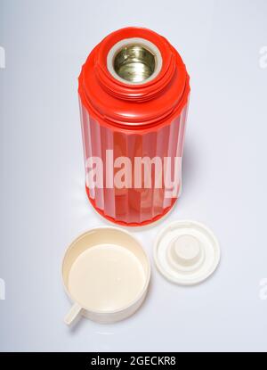 Pallone da vuoto Orange Thermos degli anni '60. Tenere le bevande calde o fredde in questo pallone da vuoto in vetro con involucro in plastica rosso/arancione. Con vite sulla coppa. Foto Stock