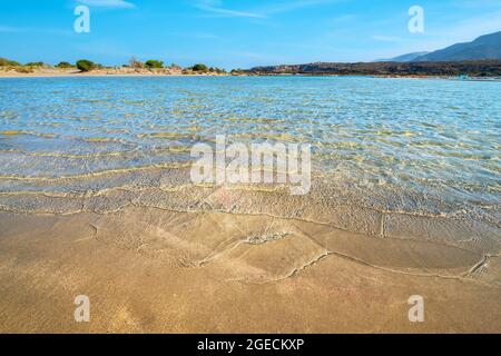 Vista mattutina sulle acque cristalline della spiaggia di Elafonissi. Creta, Grecia Foto Stock