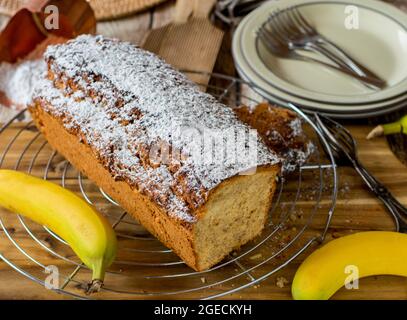 pane fresco e fatto in casa a base di banana su sfondo tavolo di legno Foto Stock