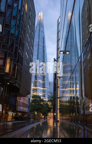 Wet Summer Morning al More London Riverside sulla South Bank di Londra, Inghilterra Regno Unito Foto Stock