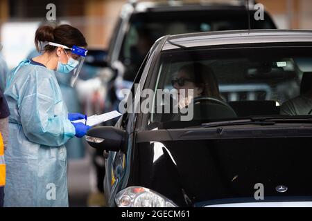 Melbourne, Australia, 27 giugno 2020. Il personale di supporto è visto condurre i test al nuovo sito di Mobile Testing di CB Smith Reserve Fawkner come le persone vengono in gran numero per ottenere i test durante COVID-19 il 27 giugno 2020 a Melbourne, Australia. In un preoccupante aumento dei casi positivi dei test di Coronavirus a Victoria, che sta sembendo timori di una seconda ondata del Premier di Stato, Daniel Andrews ha annunciato la scorsa settimana che un blitz di test mirato sarebbe stato lanciato ieri (26 giugno) attraverso dieci sobborghi mirati a zero in trasmissione comunitaria. Per la prossima quindicina saranno condotti 10,000 test acr Foto Stock