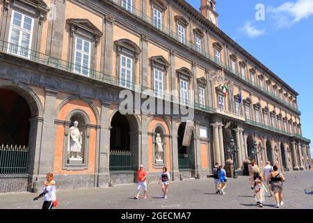 Luglio 11 2021 Napoli in Italia in Europa: Strade tipiche nei pressi del Palazzo reale Foto Stock