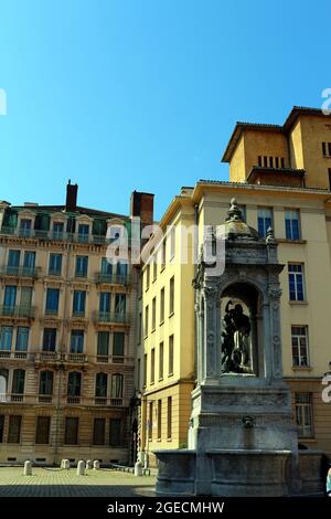 Fontana situato nella piazza della città vecchia a Lione, Francia Foto Stock