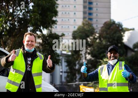 Melbourne, Australia, 10 luglio 2020. Segretario del Consiglio della Sala dei Trades Vittoriana, Luke Hilakari (a sinistra) e proprietario della Macca Halal Foods, Abukar Hersi (a destra) posa per la macchina fotografica come hanno finito di scaricare un camion pieno di carne halal donata per i residenti di Alfred Street che sono ancora oggetto di un duro blocco durante COVID-19 il 10 luglio, 2020 a Melbourne, Australia. L'ex leader del lavoro federale Bill accorciare, insieme agli alleati stretti della Trades Hall aiutano a consegnare la carne di Halal, fornita da Macca Halal Foods alle torri della commissione immobiliare chiuse a chiave a seguito di un focolaio di coronavirus rilevato all'interno del Foto Stock