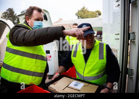 Melbourne, Australia, 10 luglio 2020. Il Segretario del Consiglio della Sala dei Trades Vittoriana, Luke Hilakari (a sinistra), è visto aiutare uno sceriffo (a destra) a scaricare una consegna di carne per i residenti nella torre della commissione degli alloggi di Alfred Street durante il COVID-19 il 10 luglio 2020 a Melbourne, Australia. L'ex leader del lavoro federale Bill accorciare, insieme agli alleati stretti della Trades Hall aiutano a consegnare la carne di Halal, fornita da Macca Halal Foods alle torri della commissione immobiliare chiuse a chiave a seguito di un'epidemia di coronavirus rilevata all'interno del complesso. MR shorten è stato in grado di utilizzare il suo profilo elevato per garantire che il cibo non fosse stato trasformato in aw Foto Stock