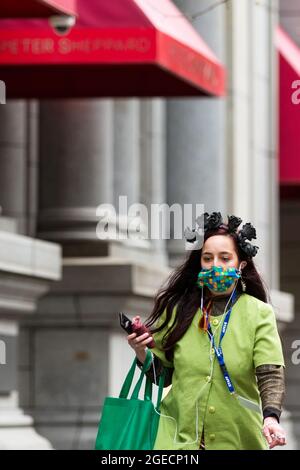 Melbourne, Australia, 3 agosto 2020. Una donna che indossa un pezzo di capelli elaborato e una maschera facciale è visto a piedi da 271 Collins Street durante COVID-19 a Melbourne, Australia. Mentre Melbourne sperimenta il suo primo giorno di restrizioni di fase 4, insieme a un coprifuoco dalle 20:00 alle 5:00, il Premier Daniel Andrews ha annunciato oggi il piano di chiusura per tutte le attività, tranne quelle più essenziali, almeno per le prossime 6 settimane. Victoria ha registrato altri 429 casi COVID-19 e altri 13 decessi, portando il totale dei casi attivi degli stati a 6,489. Credit: Dave Hewison/Speed Media/Alamy Live News Foto Stock
