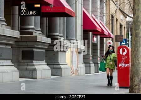 Melbourne, Australia, 3 agosto 2020. Una donna che indossa un pezzo di capelli elaborato e una maschera facciale è visto a piedi da 271 Collins Street durante COVID-19 a Melbourne, Australia. Mentre Melbourne sperimenta il suo primo giorno di restrizioni di fase 4, insieme a un coprifuoco dalle 20:00 alle 5:00, il Premier Daniel Andrews ha annunciato oggi il piano di chiusura per tutte le attività, tranne quelle più essenziali, almeno per le prossime 6 settimane. Victoria ha registrato altri 429 casi COVID-19 e altri 13 decessi, portando il totale dei casi attivi degli stati a 6,489. Credit: Dave Hewison/Speed Media/Alamy Live News Foto Stock